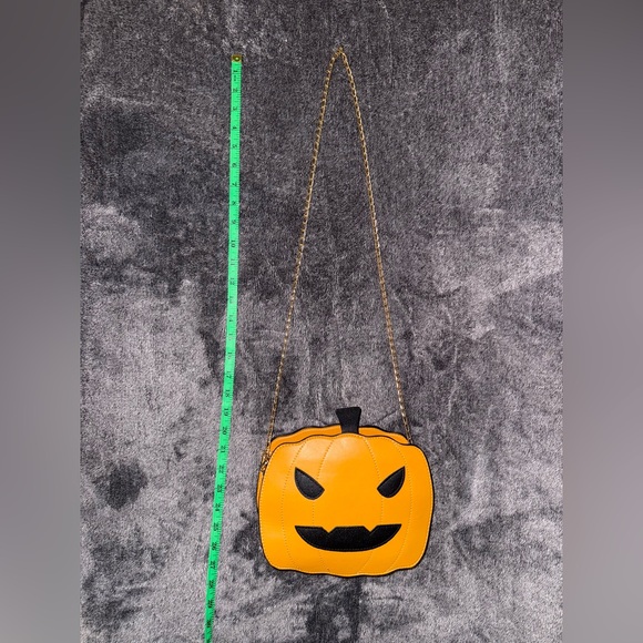 NWOT Pumpkin Shaped Crossbody Bag - Picture 4 of 13